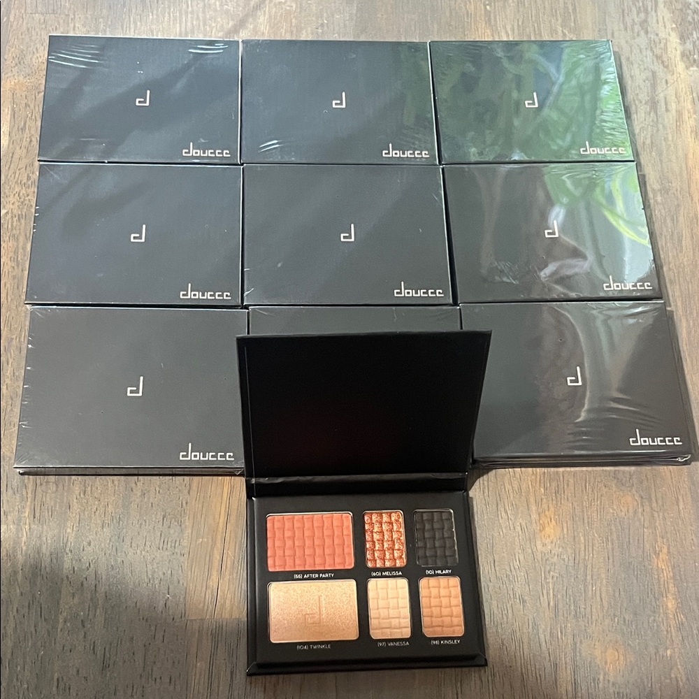 Doucce Multi-Shade Eyeshadow Set of 9 unopened make-up nip
